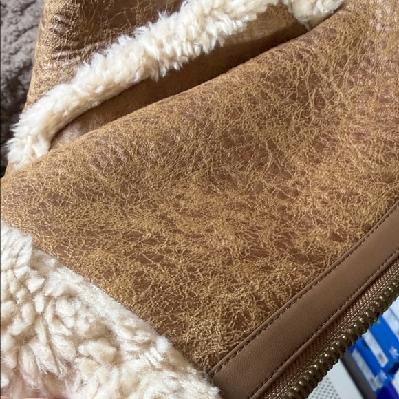 American Eagle Women’s Brown and Cream Sherpa Vest - Picture 9 of 12